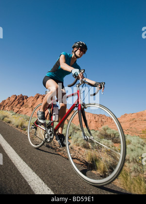 Biker sur la route Banque D'Images