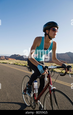 Biker sur la route Banque D'Images