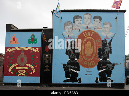 Murale dans le domaine de l'Ouest de Belfast loyaliste montrant l'UVF, avec les paramilitaires à capuchon et des portraits des cinq membres de l'UVF Banque D'Images