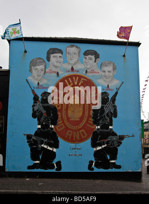 Murale dans le domaine de l'Ouest de Belfast loyaliste montrant l'UVF, avec les paramilitaires à capuchon et des portraits des cinq membres de l'UVF Banque D'Images