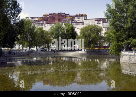 Le palais du Potala reflétée dans un lac Banque D'Images