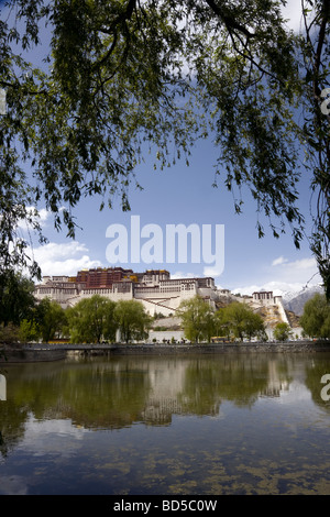 Vue sur le palais du Potala reflétée dans un lac Banque D'Images