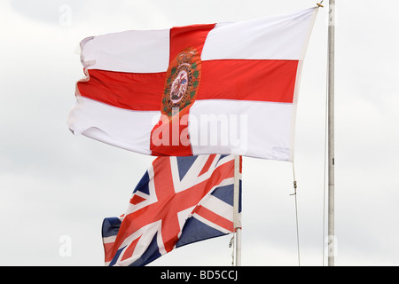 Le drapeau de l'Armée de St George va à l'avant de l'union britannique drapeau (populairement connu comme l'Union Jack). Banque D'Images