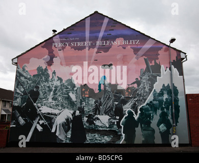 Belfast fresque murale représentant le Blitz dans Percy Street le 15 avril 1941. Banque D'Images