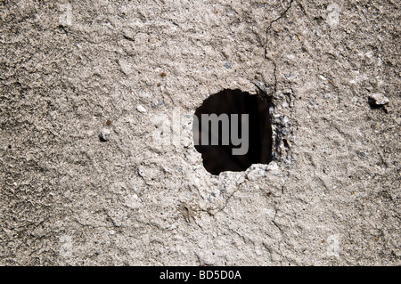 Trou dans le béton structure murale Banque D'Images