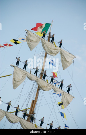 L'équilibre des marins sur les espars du trois mâts barque mexicain Cuauhtemoc, Funchal 500 Course des grands voiliers 2008, Falmouth, Cornwall Banque D'Images