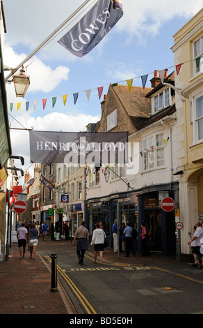 Boutique de vêtements nautiques Henri Lloyd sur la rue Cowes, île de Wight, Angleterre Royaume-uni vu au cours de la semaine de Cowes Regatta 2009 Banque D'Images