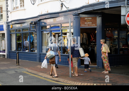 Boutique de vêtements nautiques Henri Lloyd sur la rue Cowes, île de Wight, Angleterre, Royaume-Uni Banque D'Images