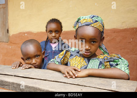 Deux filles, un garçon, groupe ethnique mbororo, Bamenda, Cameroun, Afrique Banque D'Images