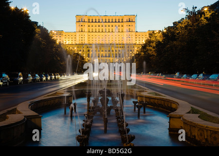 Palais du Parlement du boulevard Unirii au crépuscule Banque D'Images