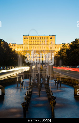 Palais du Parlement du boulevard Unirii au crépuscule Banque D'Images