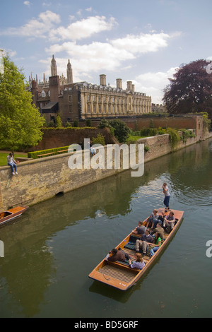 Excursion en barque barques à l'Université de Cambridge kings Banque D'Images