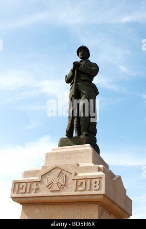 Monument aux soldats tombés dans la Première Guerre mondiale de petit village en village rural Banque D'Images