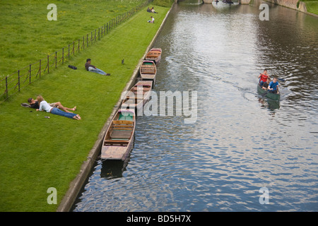 L'Université de Cambridge, de détente en barque, rivière Cam Banque D'Images