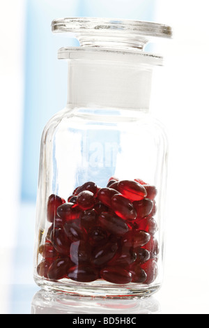 Le millepertuis (Hypericum perforatum) gélules dans une bouteille du pharmacien Banque D'Images