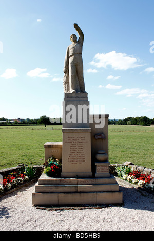 Monument pour commémorer les soldats morts de la Seconde Guerre mondiale : de petite ville de Bourgogne, France Banque D'Images