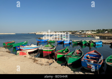 Bateaux de pêche colorés dans le port de San Vito, près de Bari, Pouilles, Italie. Banque D'Images