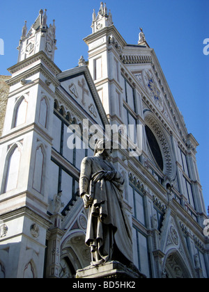 Statue de Dante et église de Santa Croce à Florence en Italie Banque D'Images