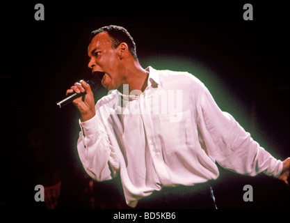 Cadeaux avec le chanteur ROLAND Fine Young Cannibals groupe pop sur 1989 Banque D'Images