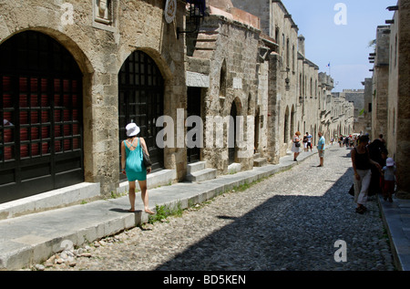 Odos Ippoton - rue des Chevaliers dans la vieille ville de Rhodes Rhodes Dodécanèse, Grèce Banque D'Images