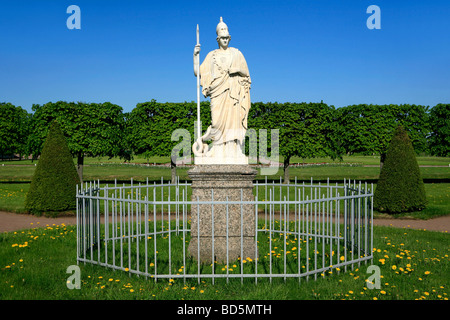 Statue de Pallas Athena à Peterhof en Saint Petersburg, Russie Banque D'Images