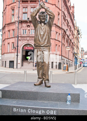 Statue de Brian Clough OBE en place du Vieux Marché. Nottingham, Angleterre Banque D'Images