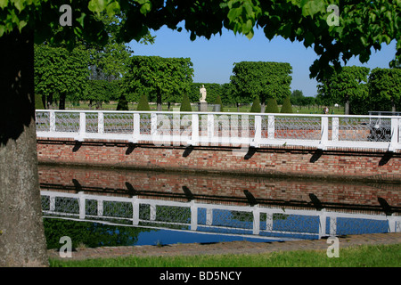 À la vue des jardins de Bacchus le Marly Palace à la 18e siècle Peterhof en Saint Petersburg, Russie Banque D'Images