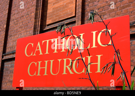 Signe de l'église catholique à l'extérieur de Notre Dame de grâce et église St Edward à Chiswick, à l'ouest de Londres, Angleterre Banque D'Images