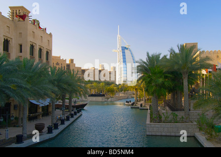 Vue de l'hôtel Burj Al Arab de la Madinat Jumeirah resort de luxe, Jumeirah, Dubaï, Emirats arabes unis (EAU) Banque D'Images