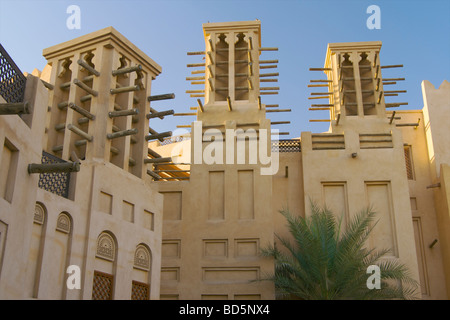 L'arabe l'architecture à l'Madinat Jumeirah resort de luxe, Jumeirah, Dubaï, Emirats arabes unis (EAU) Banque D'Images