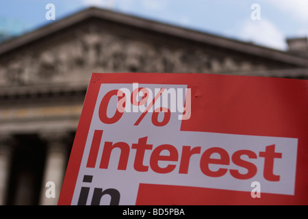 G20 Les manifestants se rassemblent pour manifester contre divers problèmes à l'extérieur de la Banque d'Angleterre au cœur de la ville de Londres. Banque D'Images