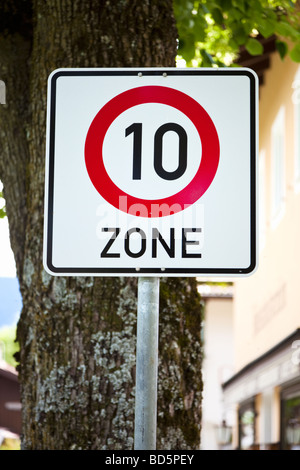 Panneau routier allemand 10 km/h zone limite de vitesse sur une route locale dans une ville en Allemagne, Europe Banque D'Images