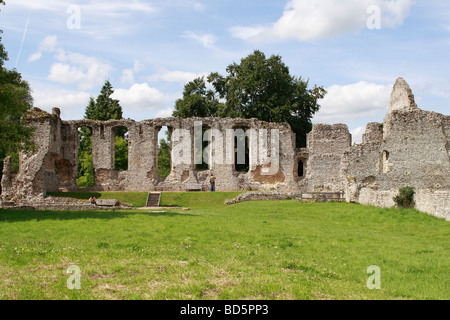 Les touristes visitent Bishops Waltham Palace, Hampshire, Angleterre. Banque D'Images
