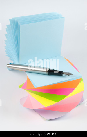 Postit notes autocollantes colorées avec stylo plume studio isolé sur fond blanc Banque D'Images