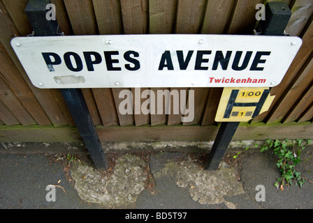 Avenue des papes, nommé d'après le 18e siècle l'écrivain satirique et résident local Alexander Pope, à Twickenham, Middlesex, Angleterre Banque D'Images