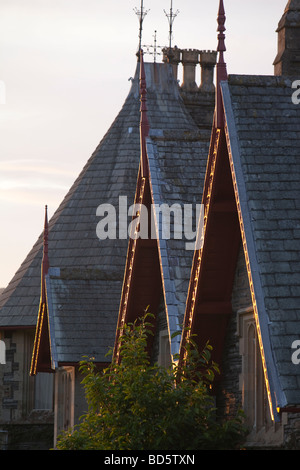 Le coucher de soleil reflétant sur l'avant-toit de maison Holehird à Windermere Cumbria UK Banque D'Images