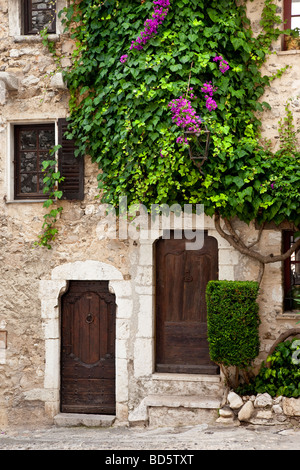 Les portes avant à la maison à St Paul de Vence, Provence France Banque D'Images