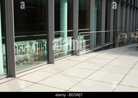 Des morceaux de "rideau de fer" - mur de Berlin dans le cadre d'un nouveau Bundestag building Banque D'Images