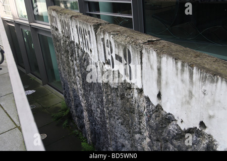 Des morceaux de "rideau de fer" - mur de Berlin dans le cadre d'un nouveau Bundestag building Banque D'Images