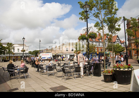 Lytham St Annes Lancashire England eu des gens assis au soleil à la terrasse d'un café à Clifton Square Banque D'Images