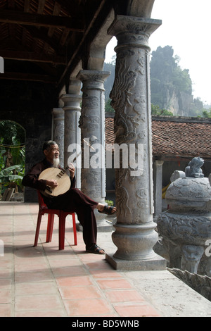 Musician playing Dan Nguyet Luth lune ou Tam Coc Ninh Binh Province du Nord du Vietnam Banque D'Images