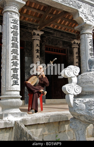 Musician playing Dan Nguyet Luth lune ou Tam Coc Ninh Binh Province du Nord du Vietnam Banque D'Images