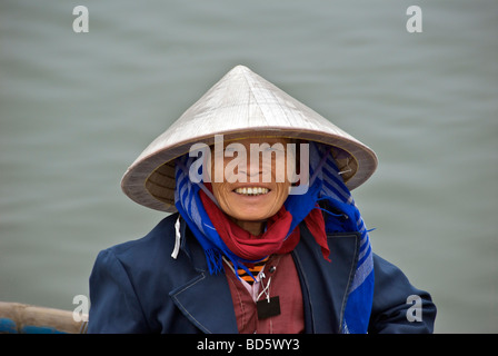 Portrait smiling voile femme portant chapeau conique Tam Coc Lake Province de Ninh Binh nord du Vietnam Banque D'Images