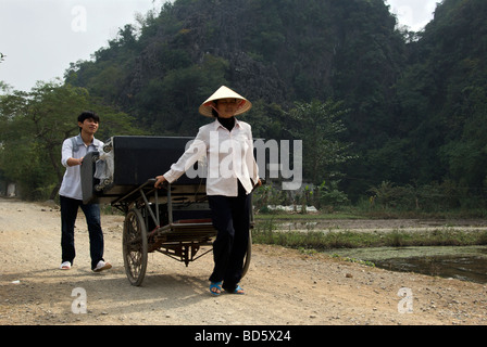 Poussant un chariot de Tam Coc Ninh Binh Province du Nord du Vietnam Banque D'Images