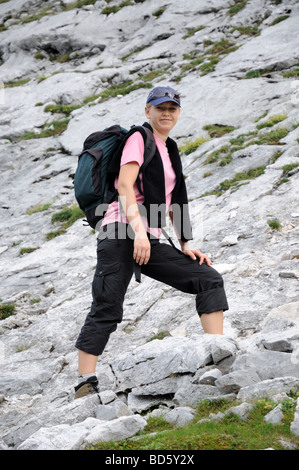 Female hiker dans les Alpes. Banque D'Images