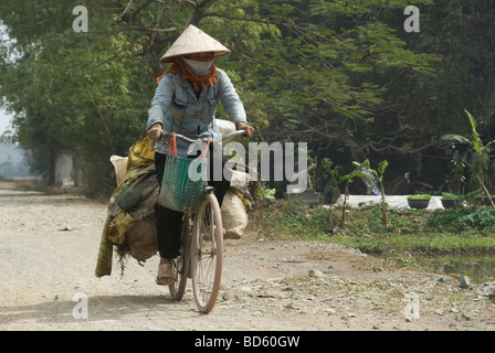 Woman riding bike Tam Coc Ninh Binh Province du Nord du Vietnam Banque D'Images