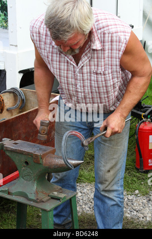 Un forgeron à la Bakewell Show, Bakewell, Derbyshire, Angleterre, Royaume-Uni Banque D'Images