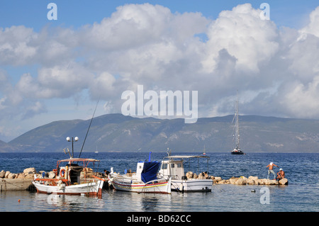 Pêcheur grec à l'embarcadère de Karavomylos Banque D'Images
