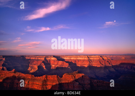 USA, Arizona, Grand Canyon NP. Big Sky aube lumière et la lune au Point Sublime Banque D'Images