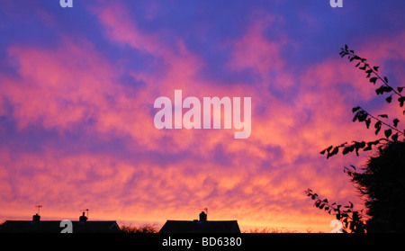 Nuageux coucher de soleil sur une maison à Telford, Shropshire Banque D'Images